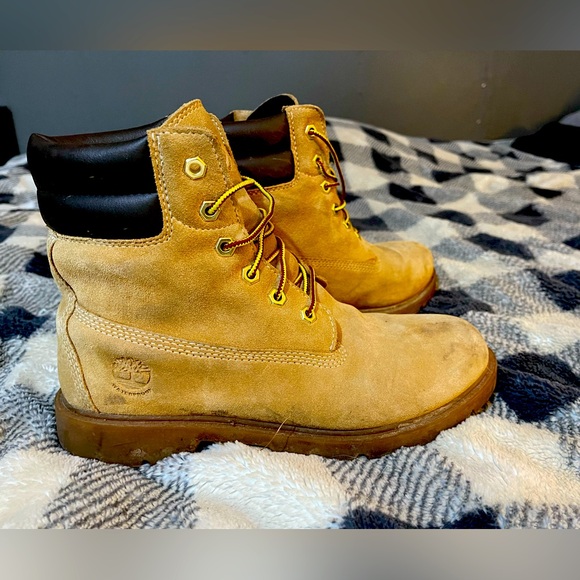 Women’s Timberland Boots - Picture 1 of 3